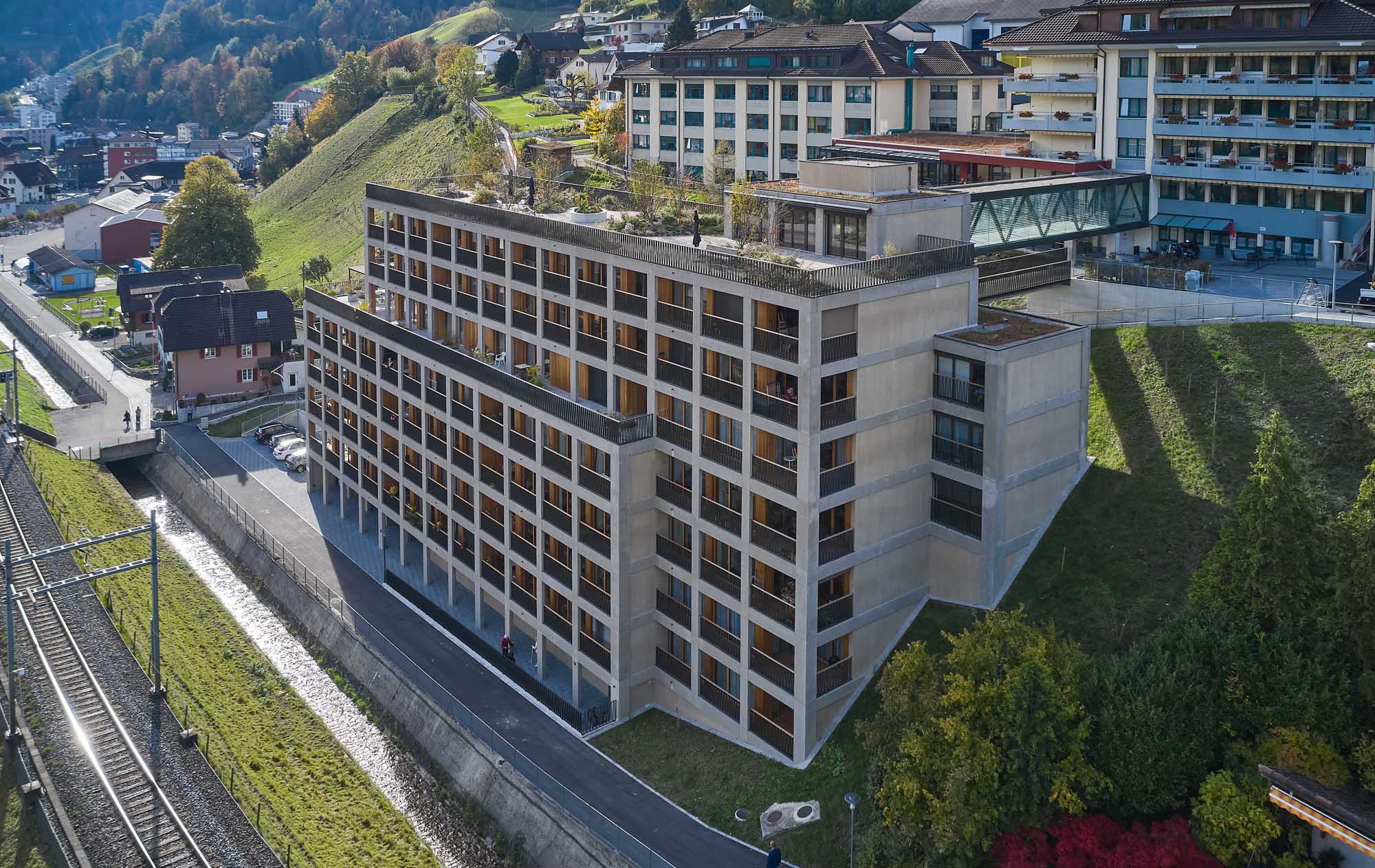 grosses Haus, Block, viele Zimmer, Wohnungen
